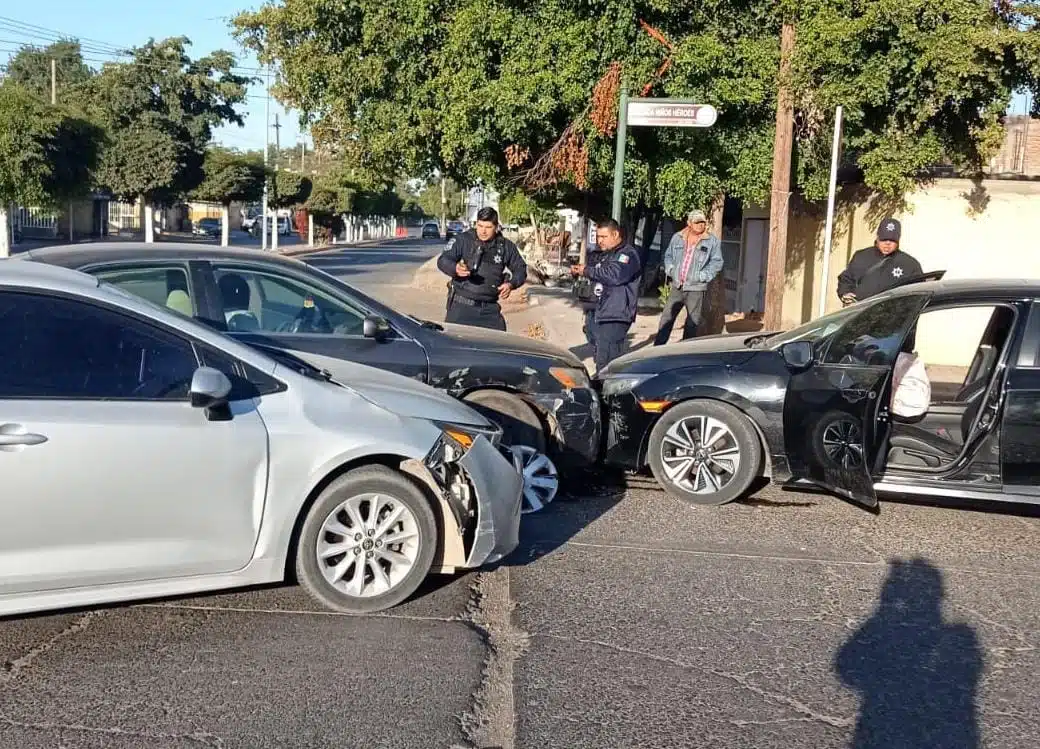 Los tres automóviles resultaron con daños materiales tras choque en Guasave