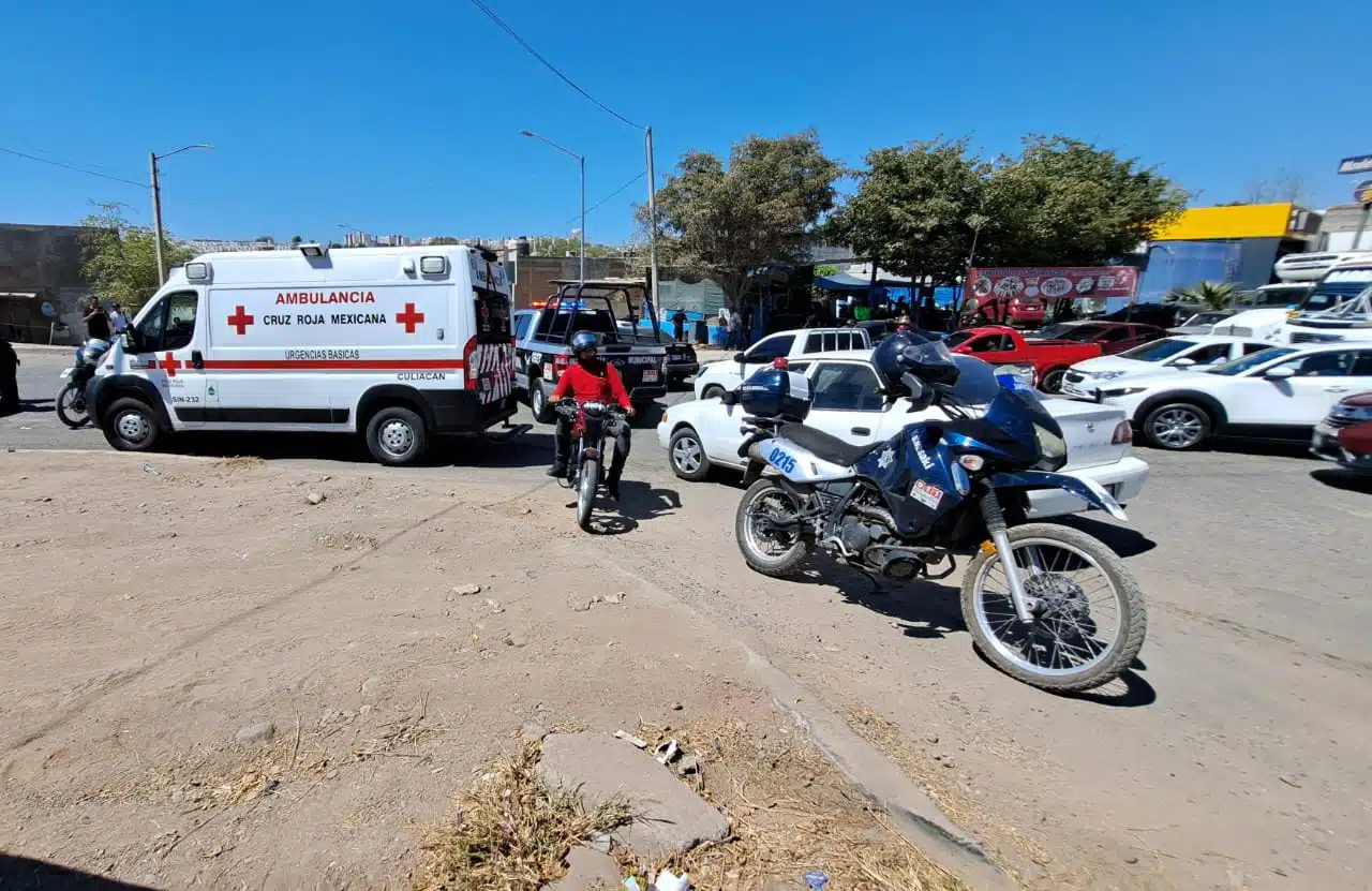 Elementos de Cruz Roja por choque entre motociclistas y automóvil