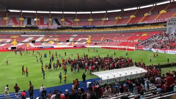 Afición del Atlas invadió la cancha del estadio Jalisco, en la práctica del equipo previo al Clásico Tapatío contra Chivas