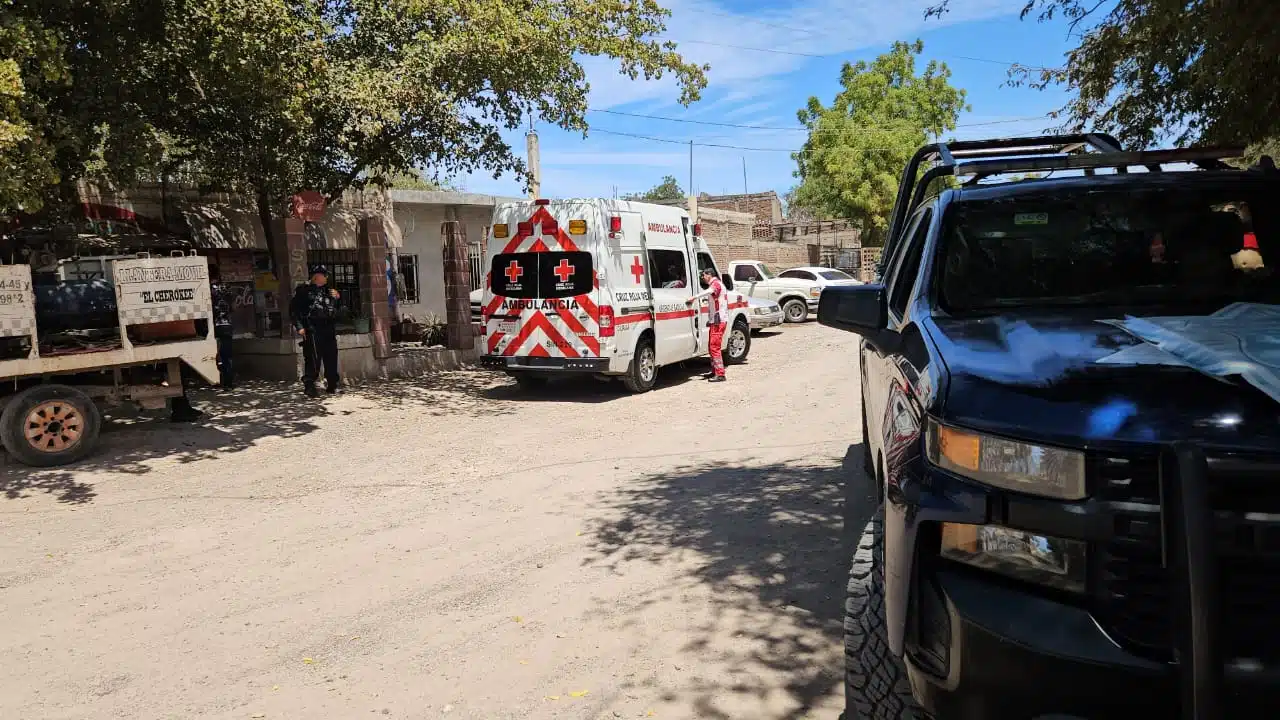 Ambulancia de la Cruz Roja y patrulla de la Policía Municipal de Culiacán en el lugar donde agredieron con una tabla a un adulto mayor en El Ranchito