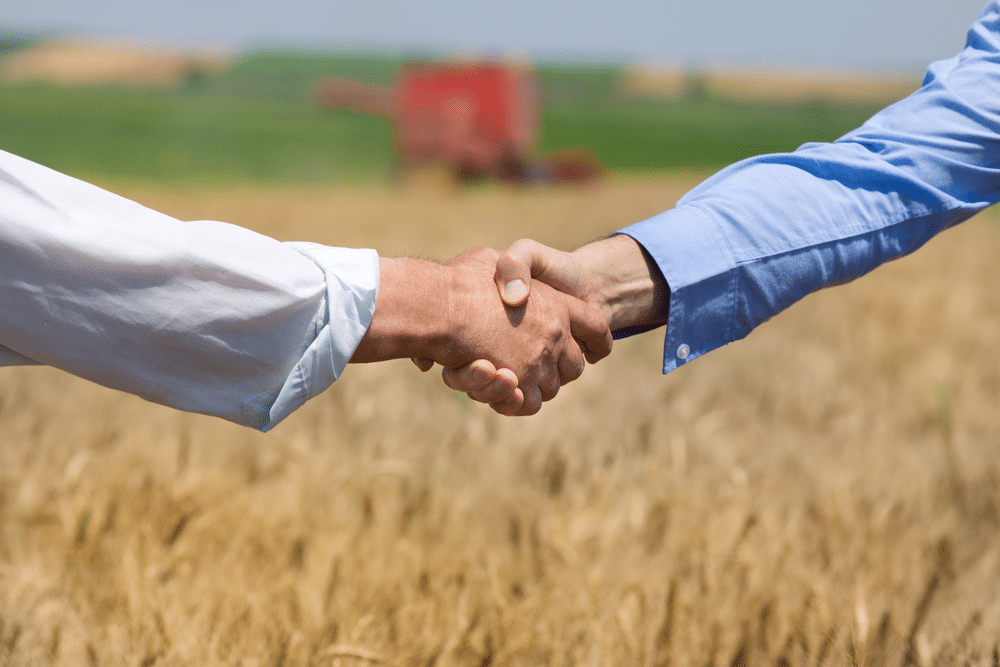 Agricultores saludándose
