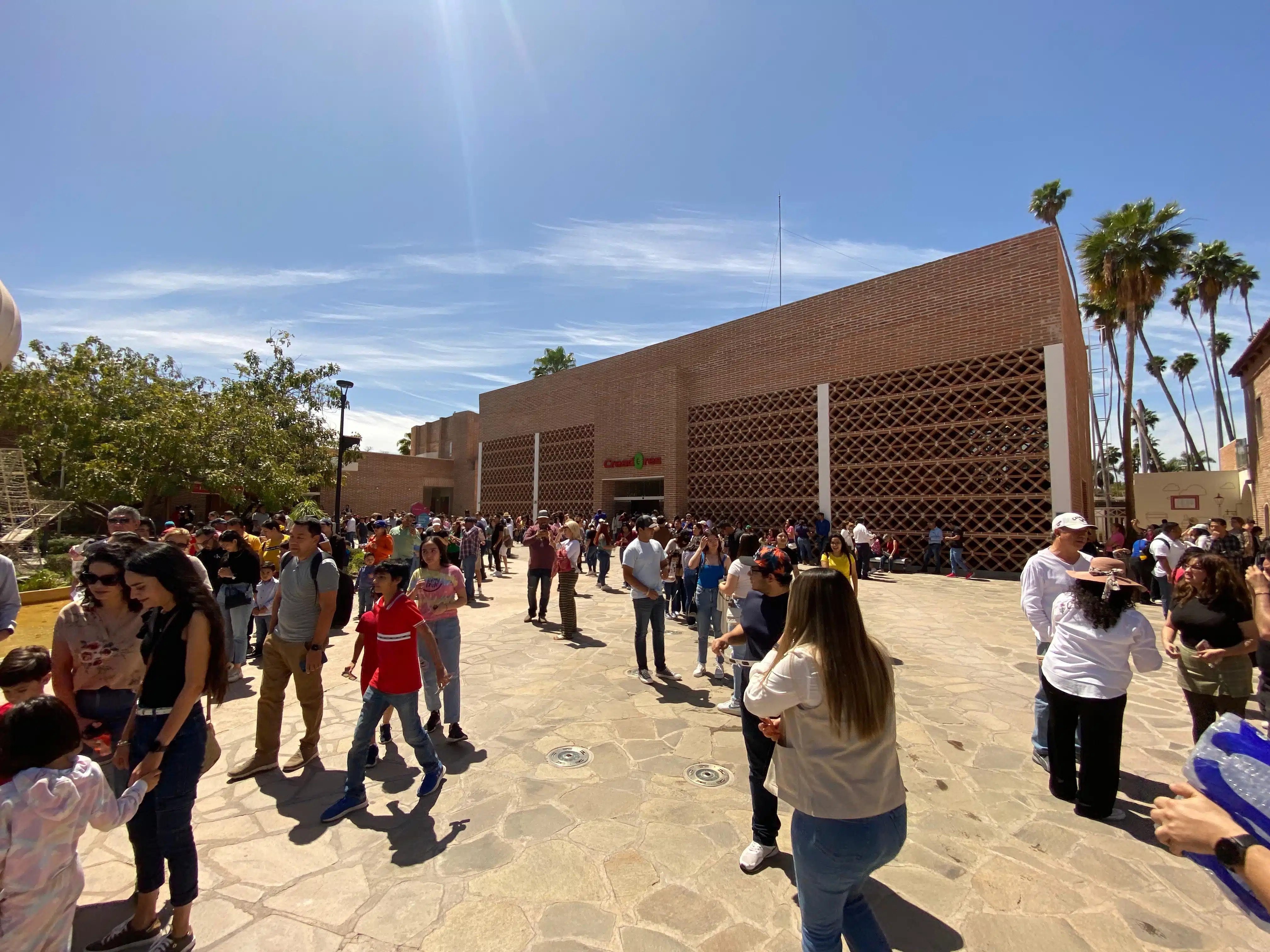 Ahomenses reunidos para observar el eclipse total de sol.