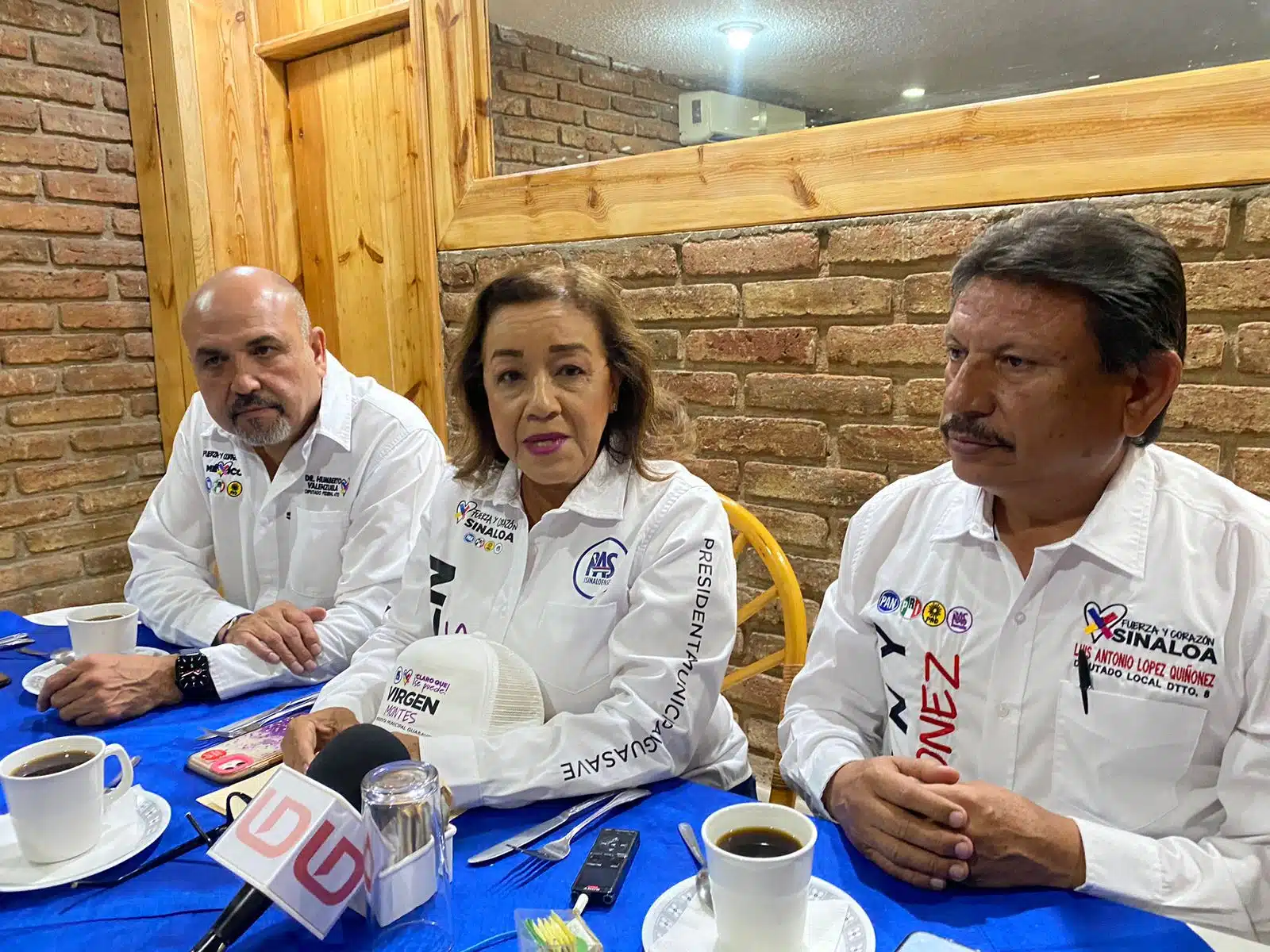 Alba Virgen Montes Álvarez, candidata a la presidencia municipal por el Frente “Fuerza y Corazón” PAS-PRI-PAN-PRD, junto a un candidato a regidor y otro a sindico procurador en una conferencia de prensa con los medios de comunicación en Guasave