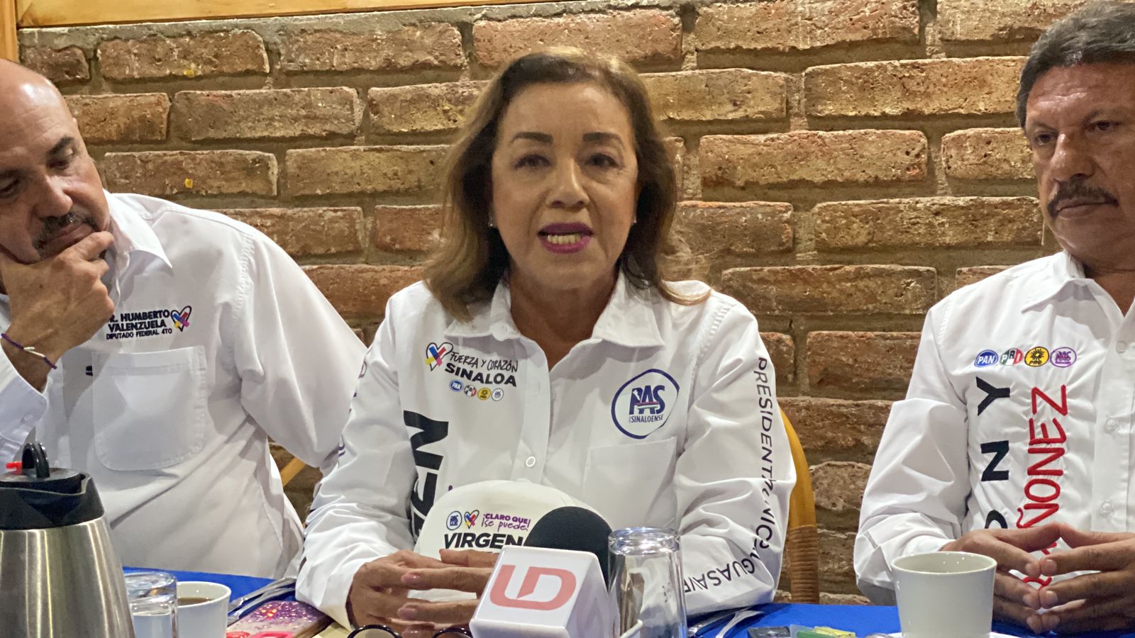 Alba Virgen Montes Álvarez, candidata a la presidencia municipal por el Frente “Fuerza y Corazón” PAS-PRI-PAN-PRD, junto a un candidato a regidor y otro a sindico procurador en una conferencia de prensa con los medios de comunicación en Guasave
