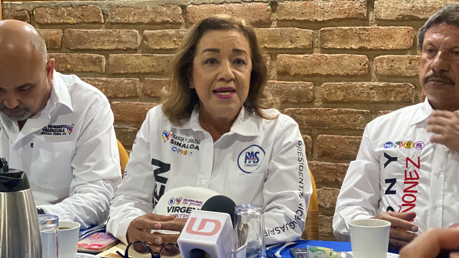 Alba Virgen Montes Álvarez, candidata a la presidencia municipal por el Frente “Fuerza y Corazón” PAS-PRI-PAN-PRD, junto a un candidato a regidor y otro a sindico procurador en una conferencia de prensa con los medios de comunicación en Guasave