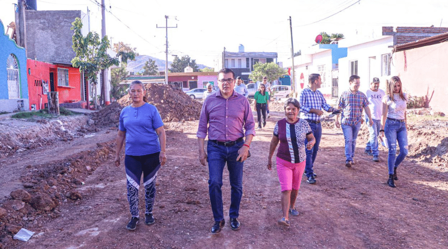 El alcalde Édgar González Zataráin supervisa los trabajos que darán respuesta a la solicitud de los vecinos de la calle Loma Linda.