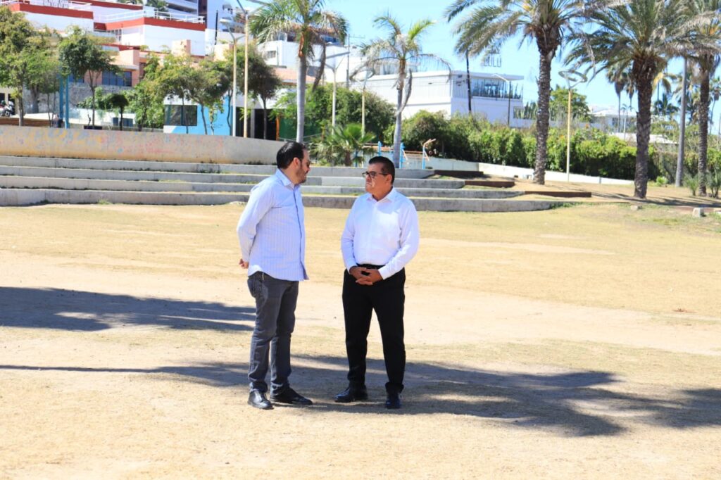 Alcalde de Mazatlán y el titular de la Secretaría de Turismo en Sinaloa, reunidos.