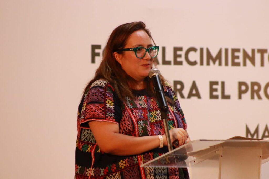 Alethse de la Torre Rosas, directora general del Centro Nacional para la Prevención y Control de VIH y el Sida, hablando frente a autoridades de Salud federales y locales en Mazatlán