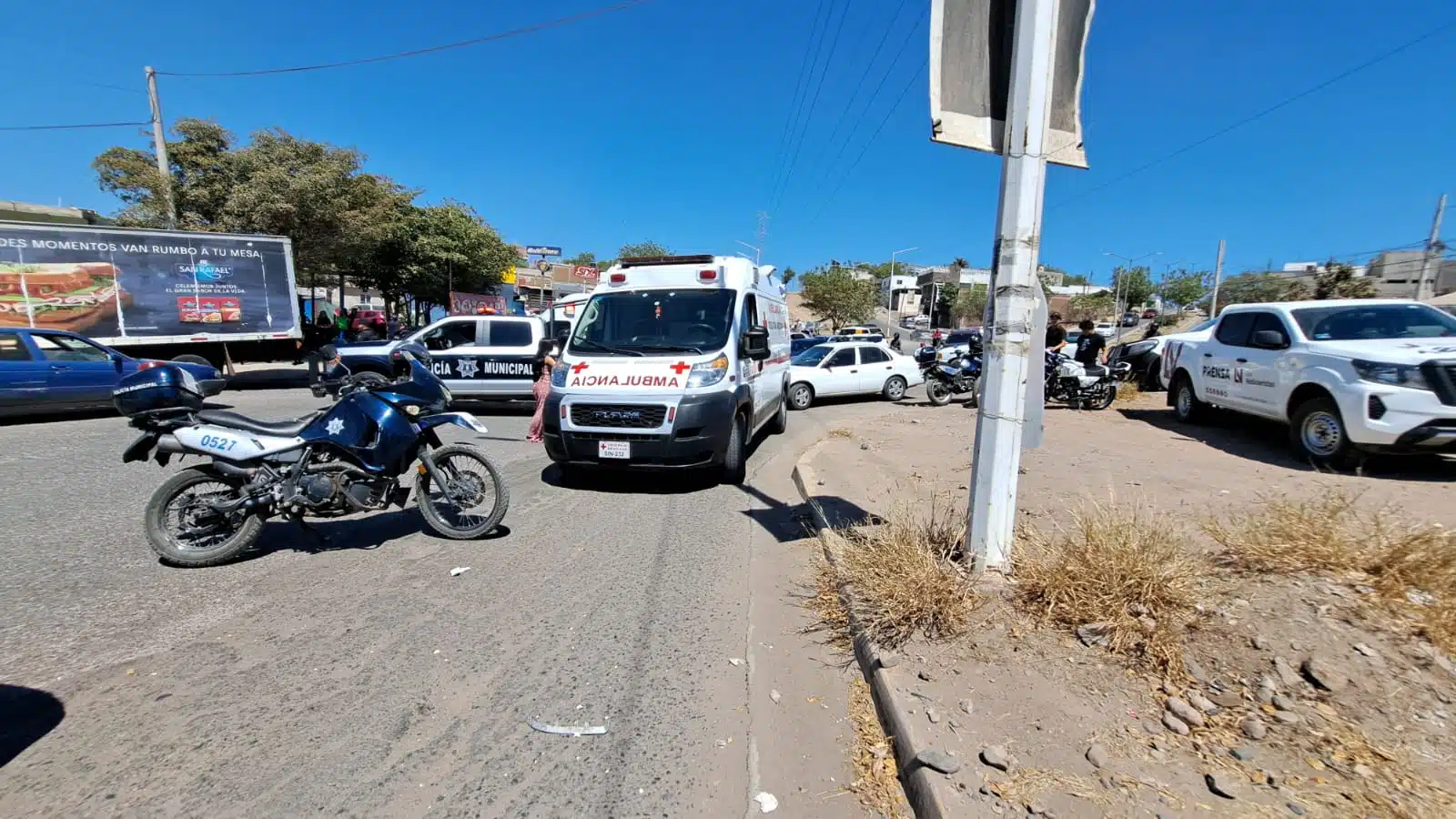 Elementos de Cruz Roja por choque entre motociclistas y automóvil. / Foto: Geovanny Elizalde