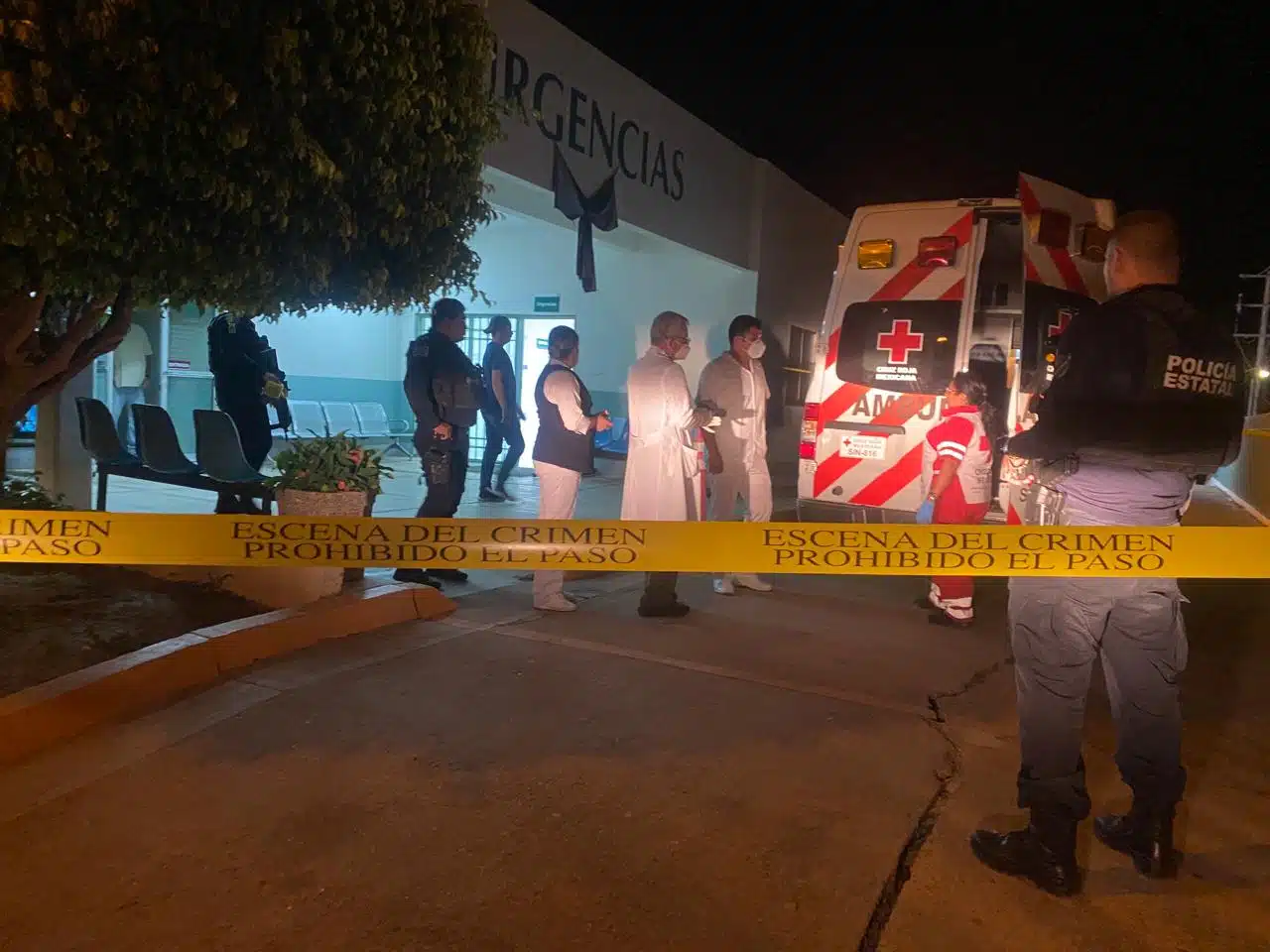 Ambulancia de Cruz Roja afuera del áreade Urgencias del hospital de San Ignacio