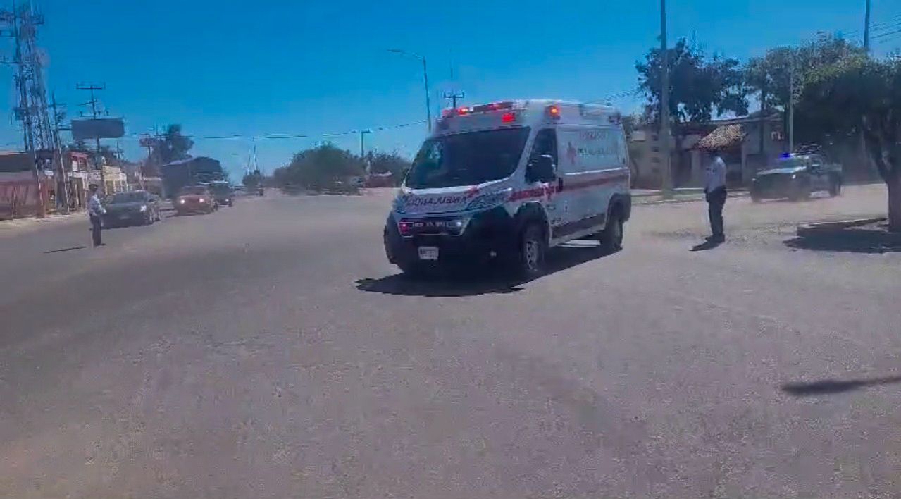 Ambulancia de Cruz Roja rumbo al hospital trasladando a menor fallecida por ahogamiento