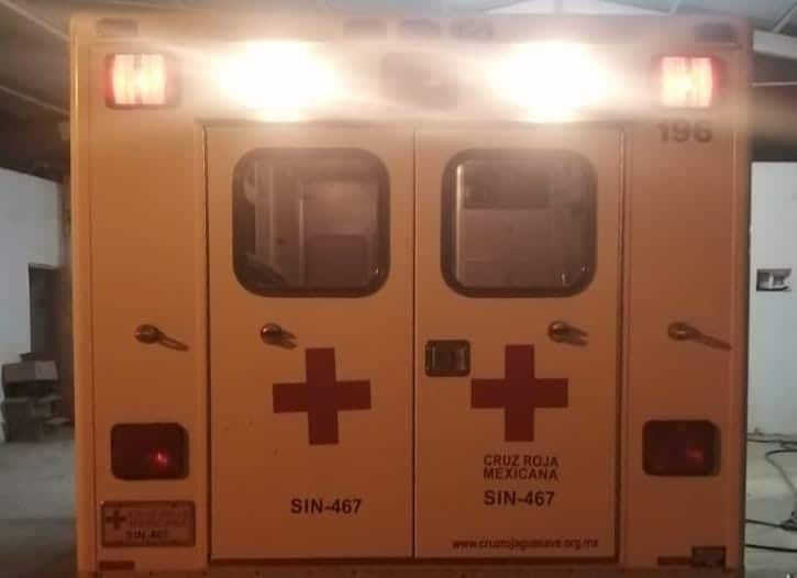 Ambulancia de la Cruz Roja Mexicana de noche en Juan José Ríos
