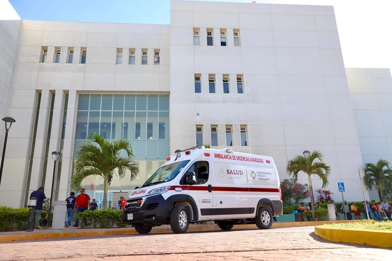 Ambulancia de urgencias médicas afuera del Hospital General de Mazatlán
