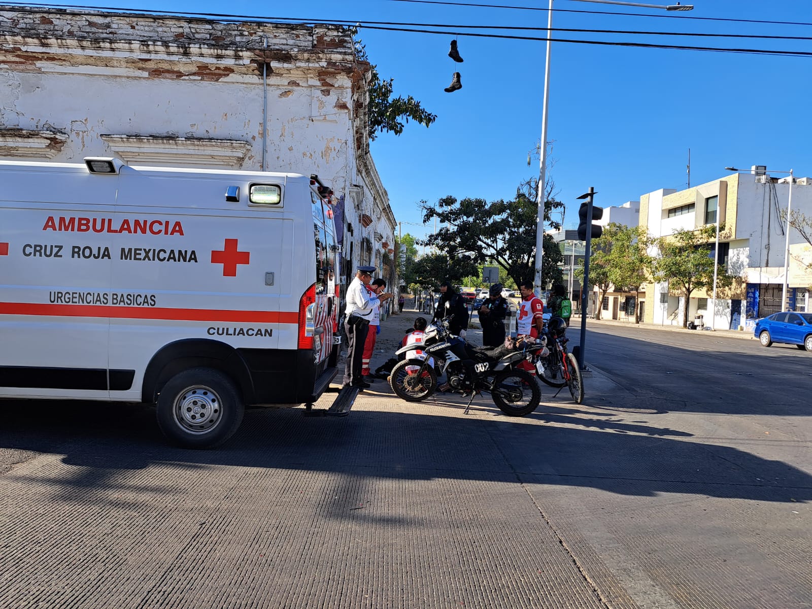 Ambulancia y elementos de transito en el lugar del accidente