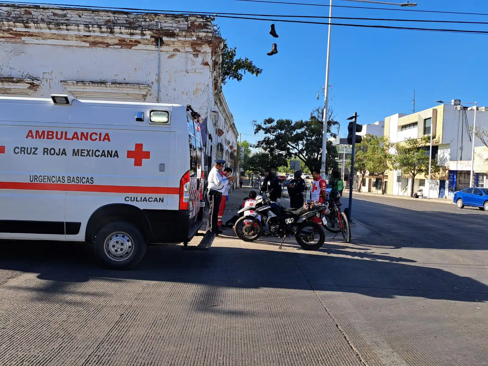 Ambulancia y elementos de transito en el lugar del accidente