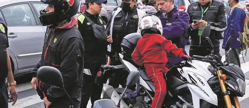 Aprueban diputados reforma que prohíbe a menores de 12 años viajar en moto