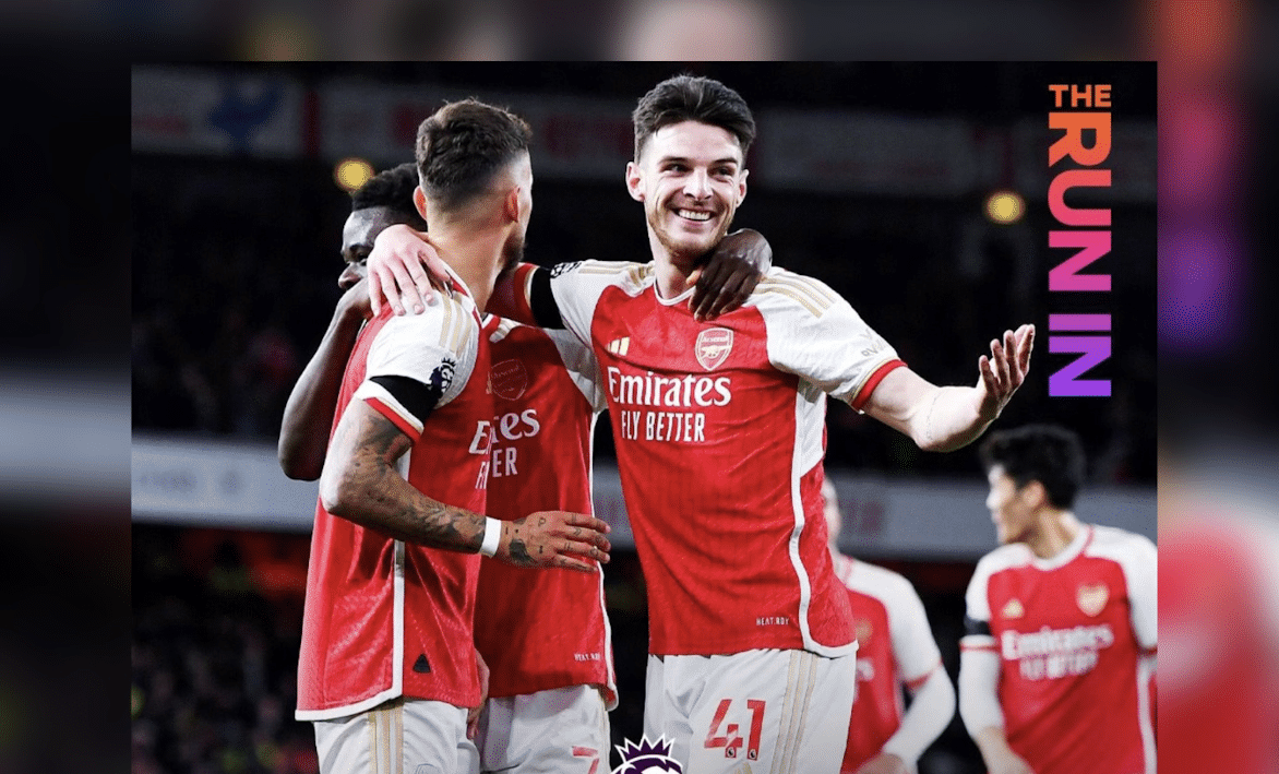 2 jugadores de futbol del equipo Arsenal abrazados y un marcador de 5-0 ante el Chelsea en la Premier League