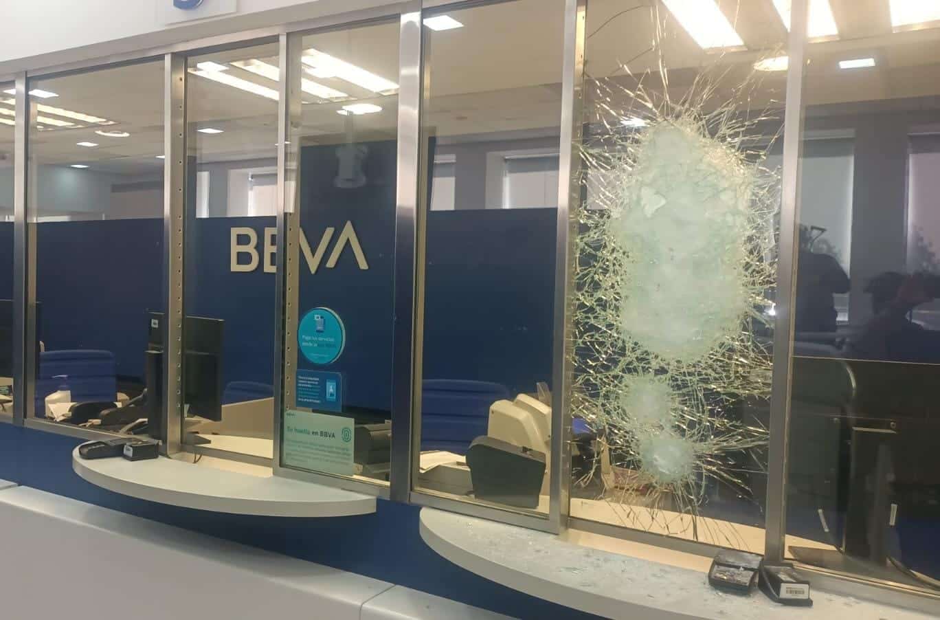Los dos sospechosos intentaron quebrar con marros los cristales blindados.