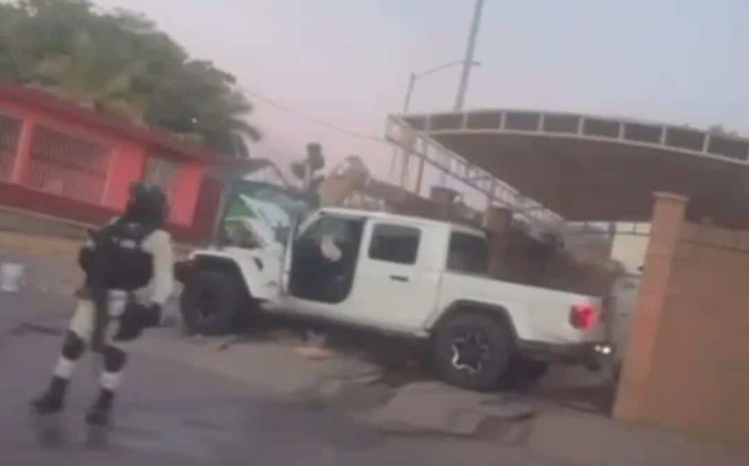 Elemento de GN junto a la camioneta asegurada