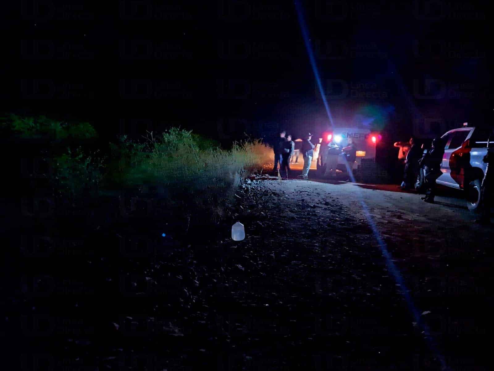 Autoridades municipales, de la Fiscalía General del Estado y de Semefo en el lugar donde fue encontrado el cuerpo sin vida de Víctor N