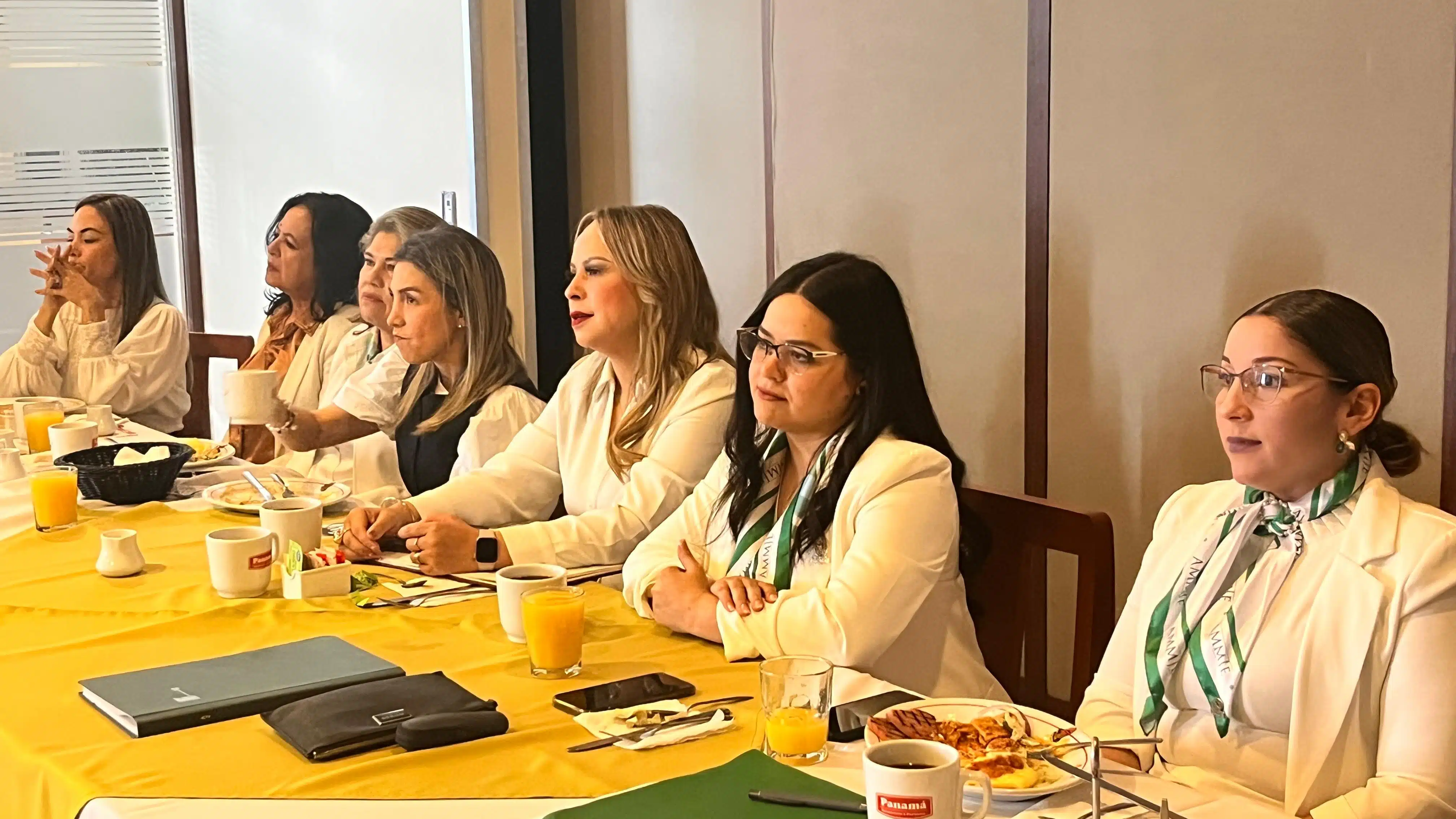 Integrantes de la Asociación Mexicana de Mujeres Jefas de Empresas en Los Mochis en una asamblea mensual