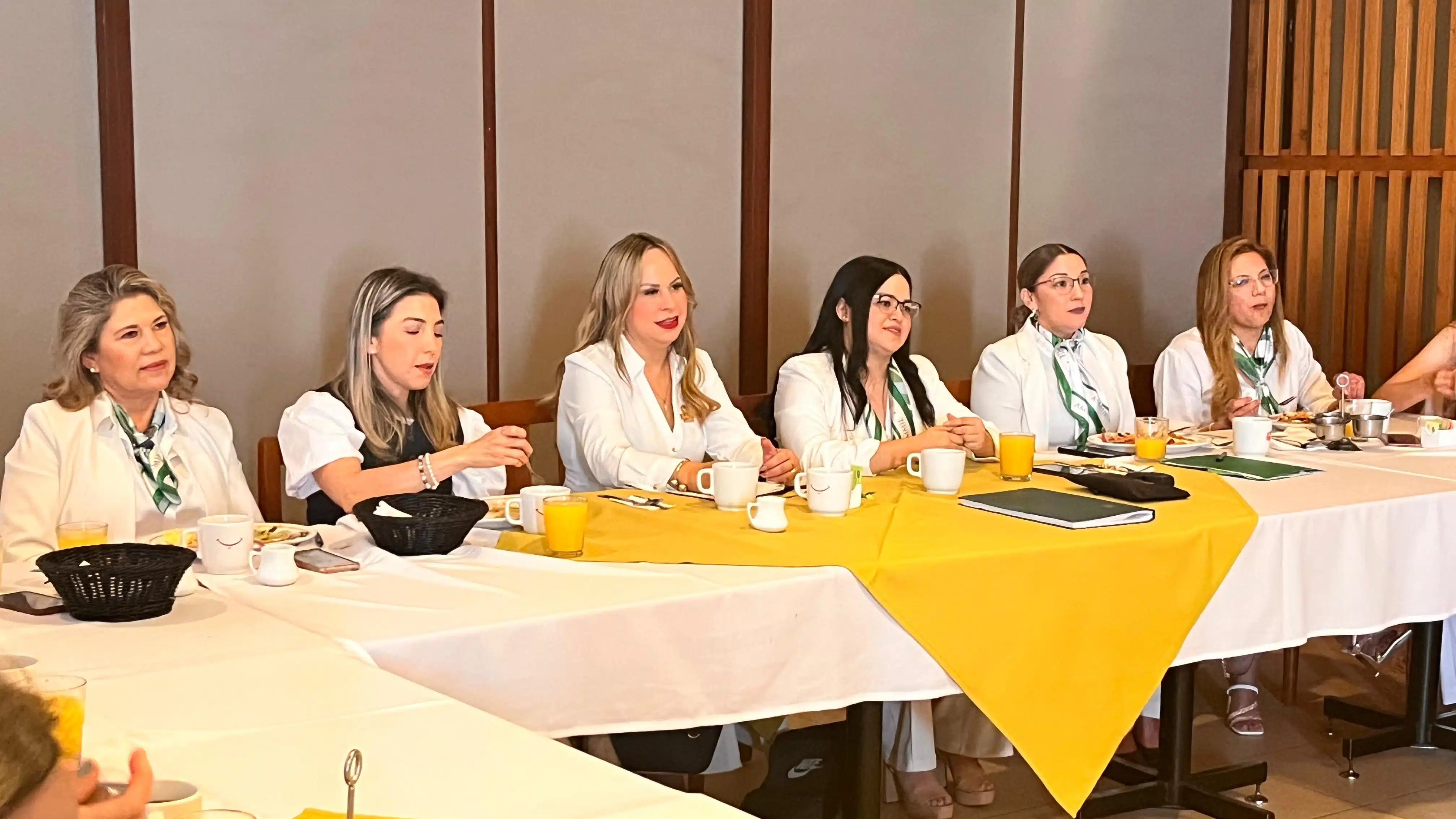 Integrantes de la Asociación Mexicana de Mujeres Jefas de Empresas en Los Mochis en una asamblea mensual