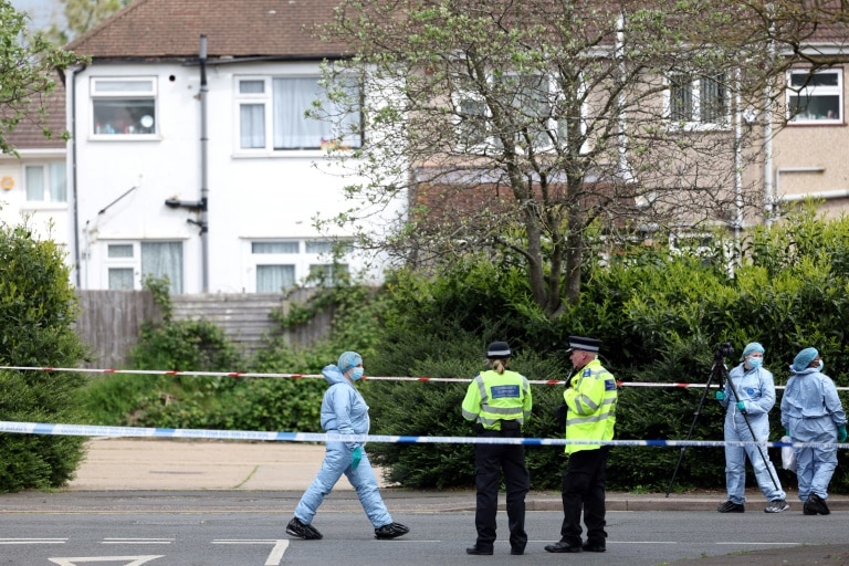 Ataque con espadas en Londres deja un menor fallecido y policías heridos