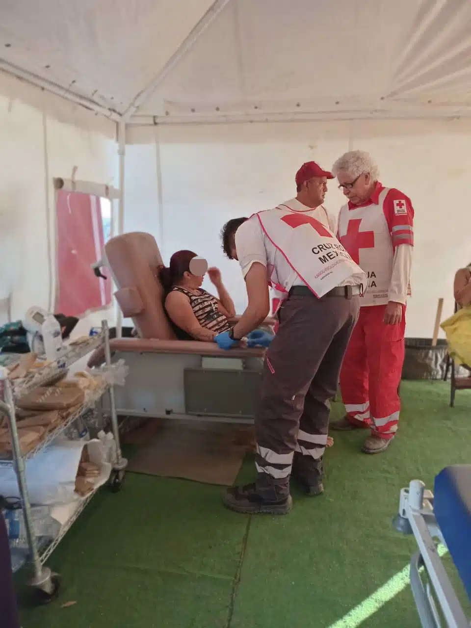 Paramédicos de Cruz Roja atienden a paciente