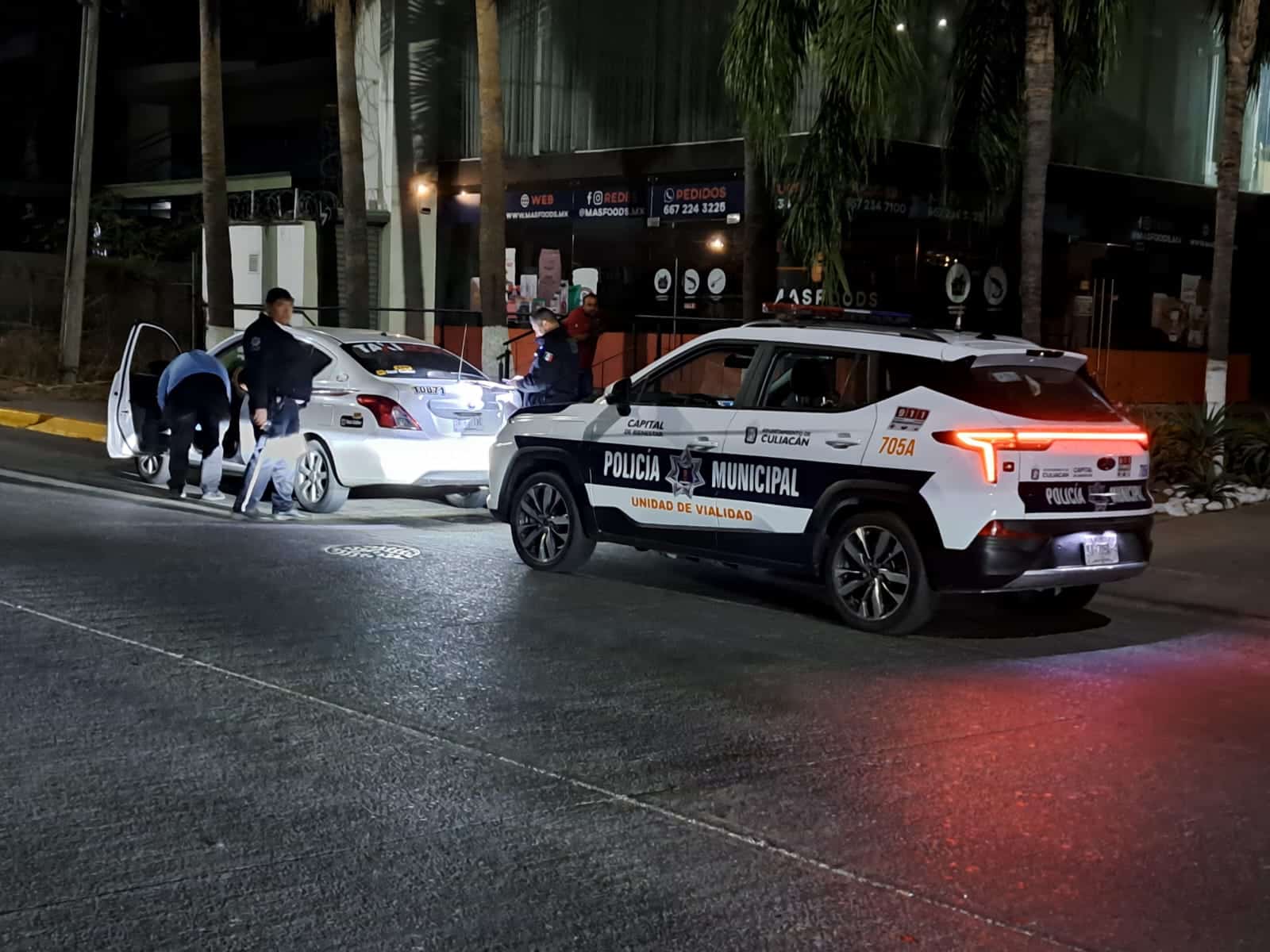 Los agentes de vialidad solicitaron una grúa para que el taxi fuera remolcado a una pensión.