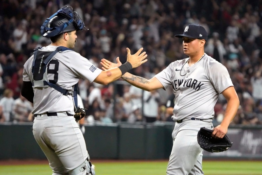 Austin Wells saludando al mexicano Víctor González