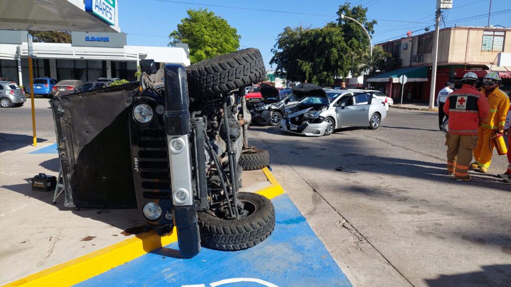 Automóvil volcado en el sector centro de Los Mochis.