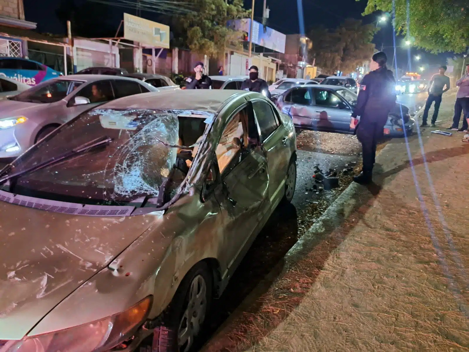 Autos destrozados tras fuerte choque en Culiacán