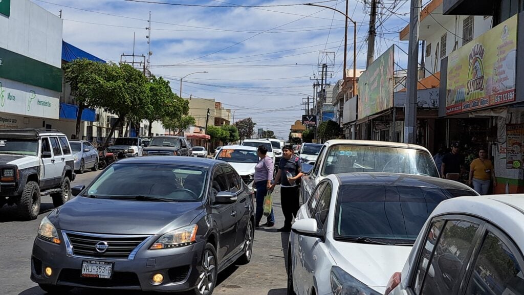 Pretenden limitar estacionamiento por una hora en el centro de Guamúchil