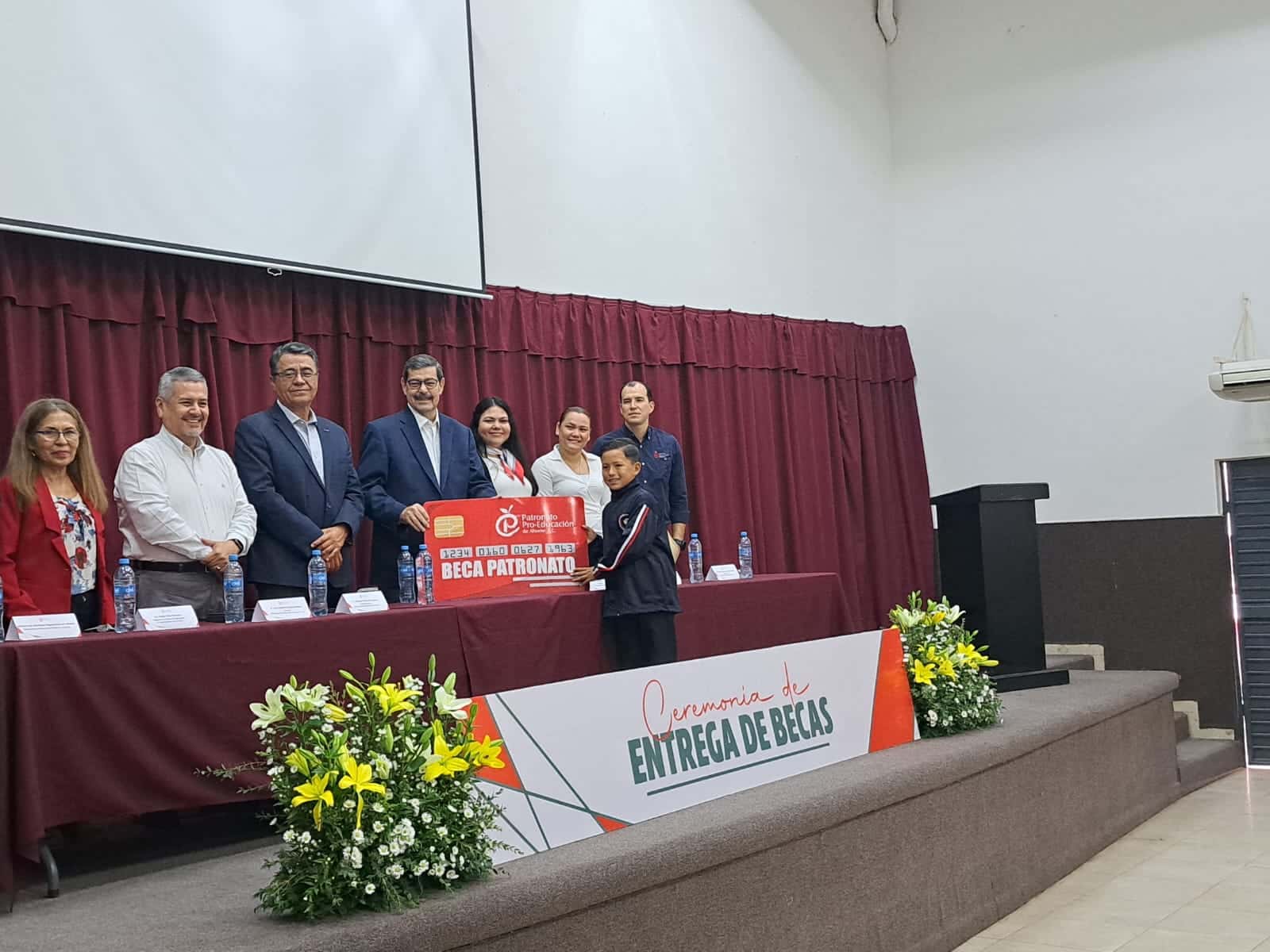 Ceremonia para entregar becas por parte del Patronato Proeducación del Municipio de Ahome