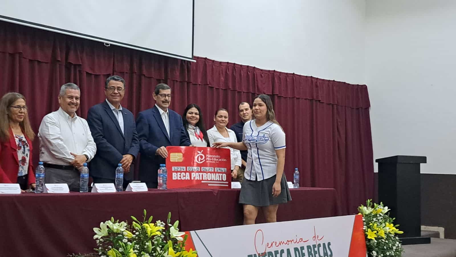 Ceremonia para entregar becas por parte del Patronato Proeducación del Municipio de Ahome