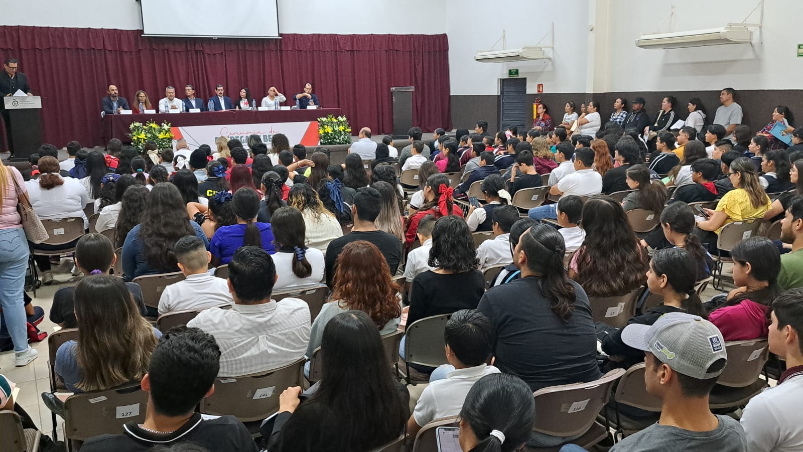 Ceremonia para entregar becas por parte del Patronato Proeducación del Municipio de Ahome
