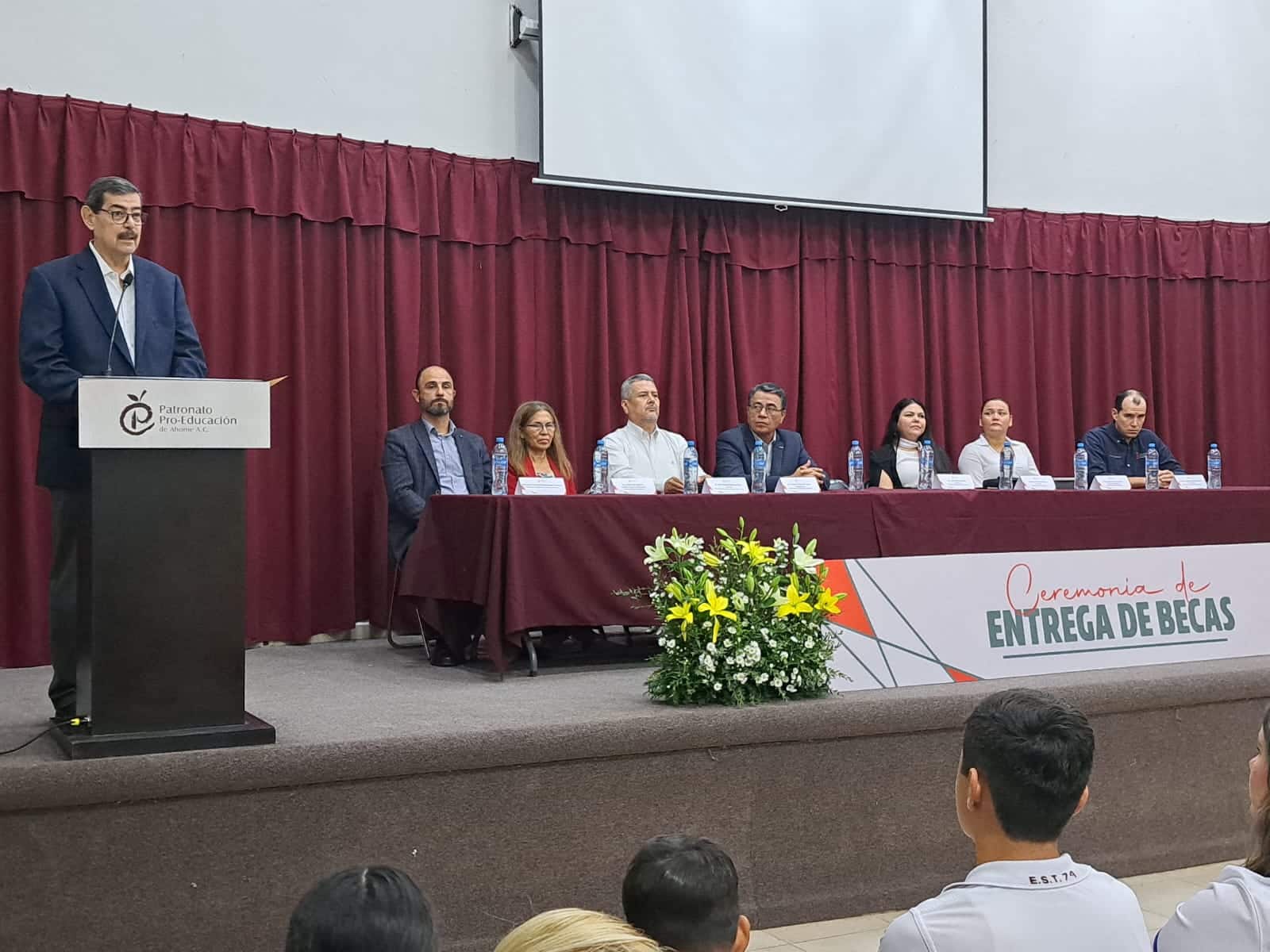 Ceremonia para entregar becas por parte del Patronato Proeducación del Municipio de Ahome