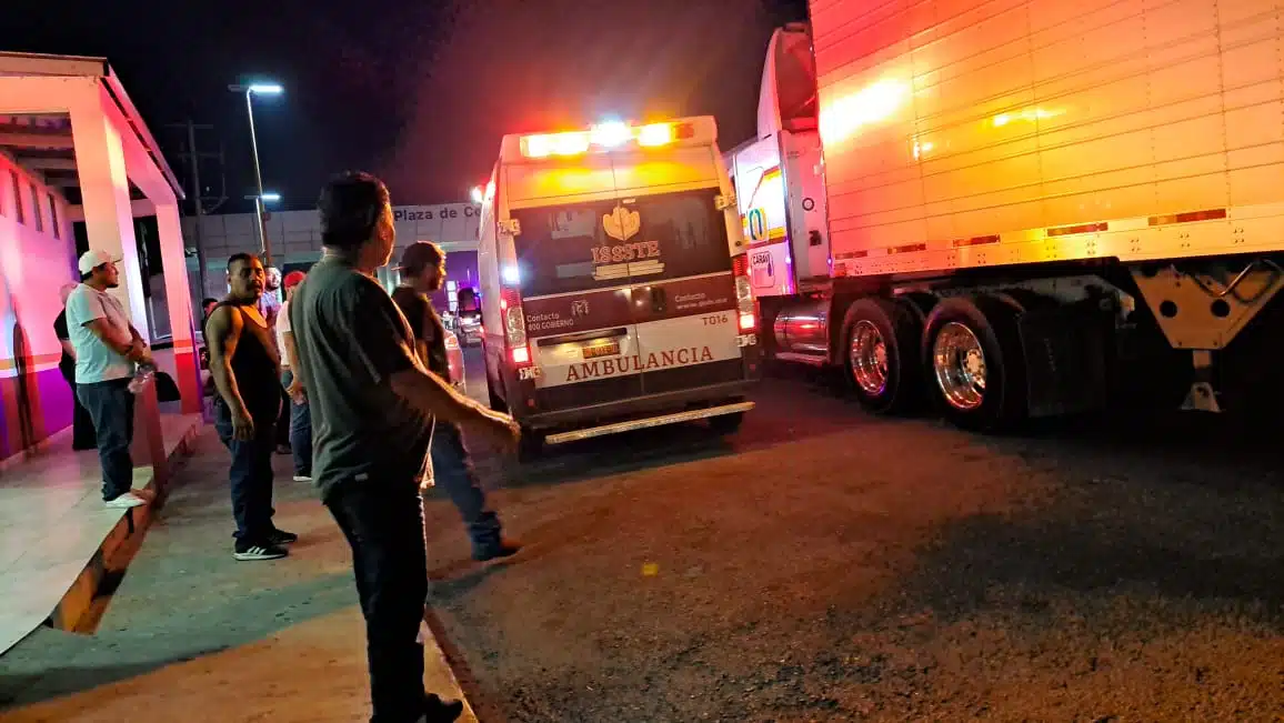 Tráileres bloqueando el paso en la caseta Cuatro Caminos en Guasave, solo le dieron pase a una ambulancia del ISSSTE