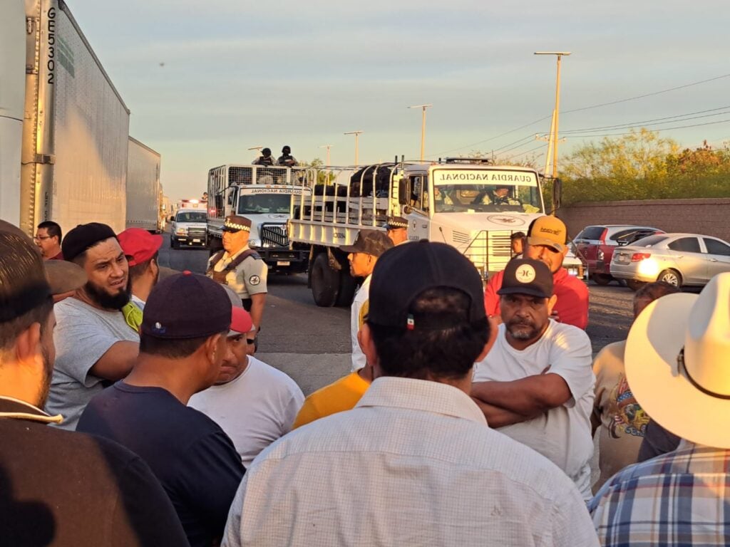 Tráileres bloqueando el paso en la caseta Cuatro Caminos en Guasave y Guardia Nacional