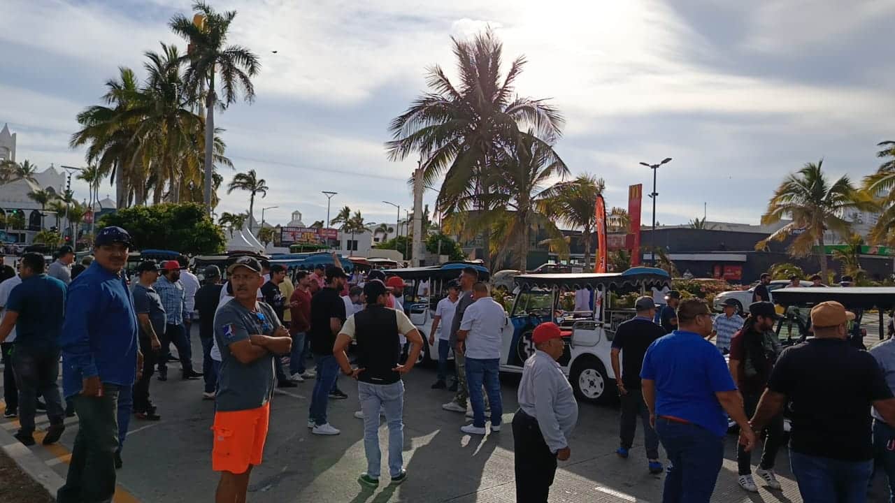 Choferes de transporte público bloquearon el acceso a la Zona Dorada en Mazatlán.