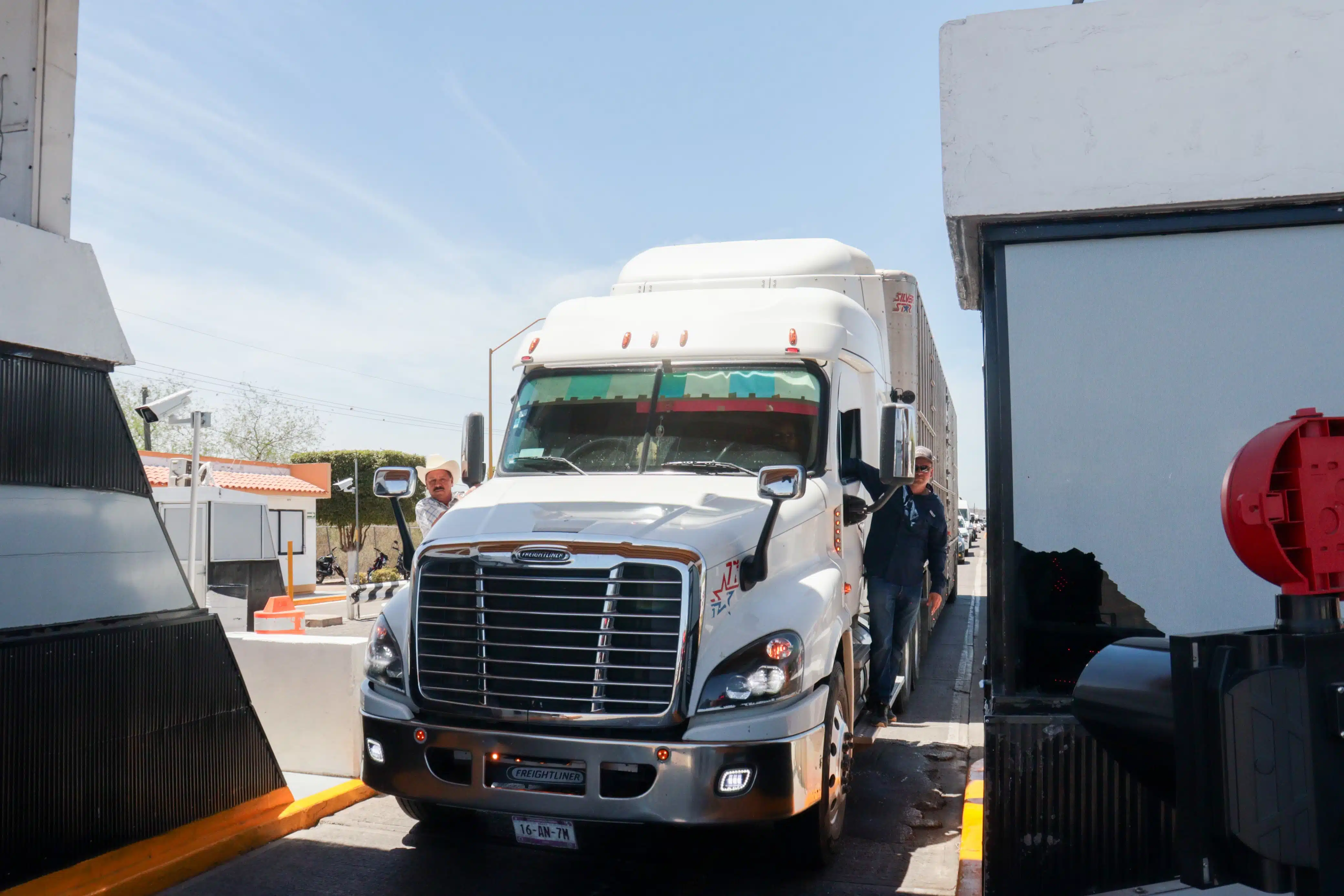 Tráiler cerrando circulación