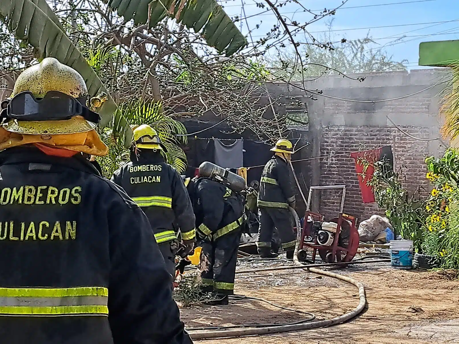 Bomberos de Culiacán llegan a la casa donde se reportó la emergencia