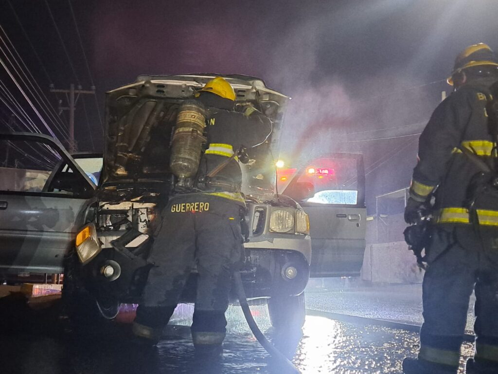Bomberos Culiacán apagan el incendio de una camioneta