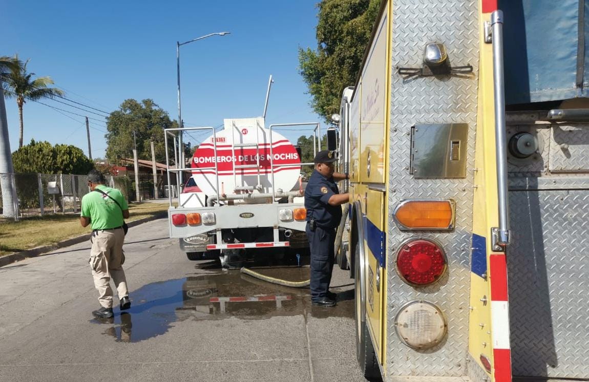 Pipa y camión de Bomberos de Los Mochis en el lugar donde se incendió una casa