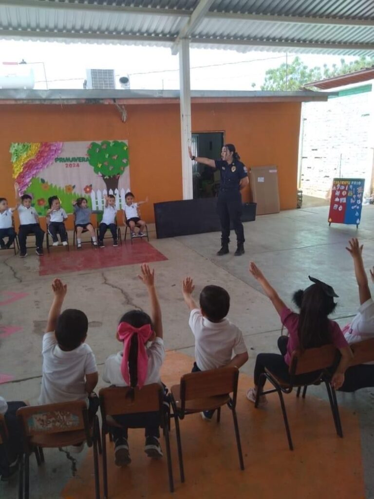 Niños del nivel preescolar fueron capacitados por Bomberos de Mocorito.