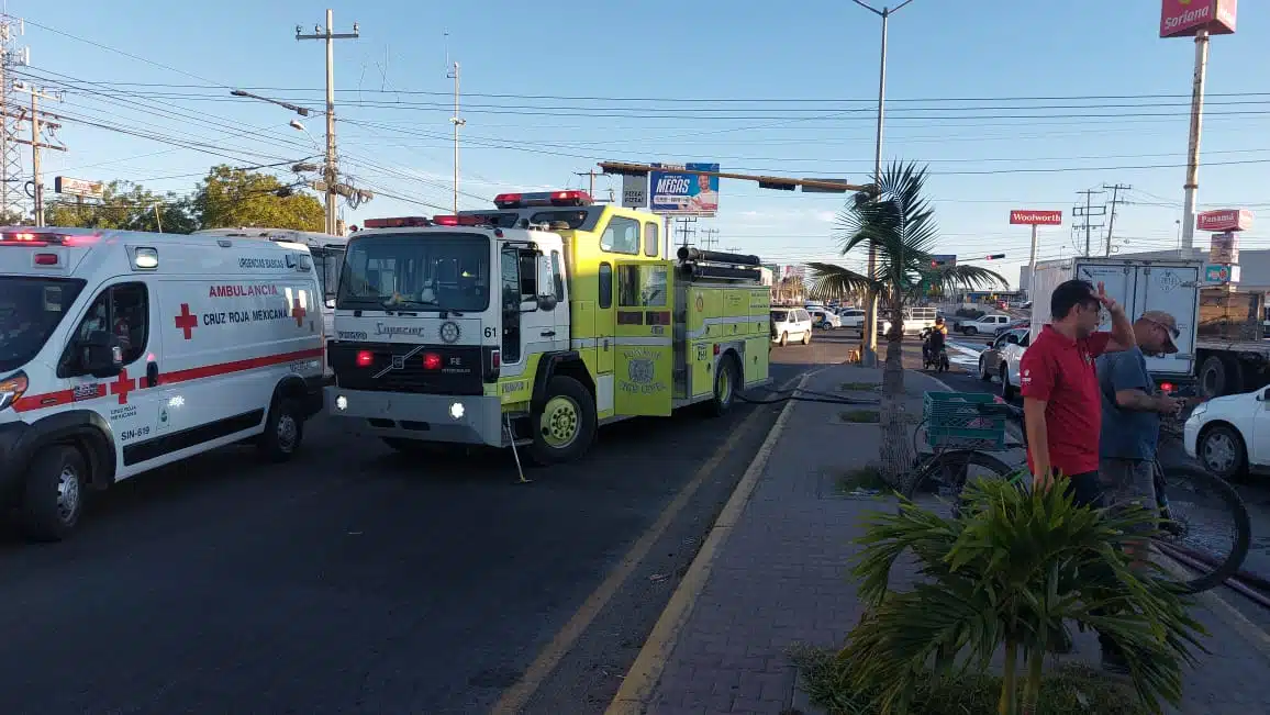 Bomberos Voluntarios Mazatlán sofocan el incendio de un vehículo