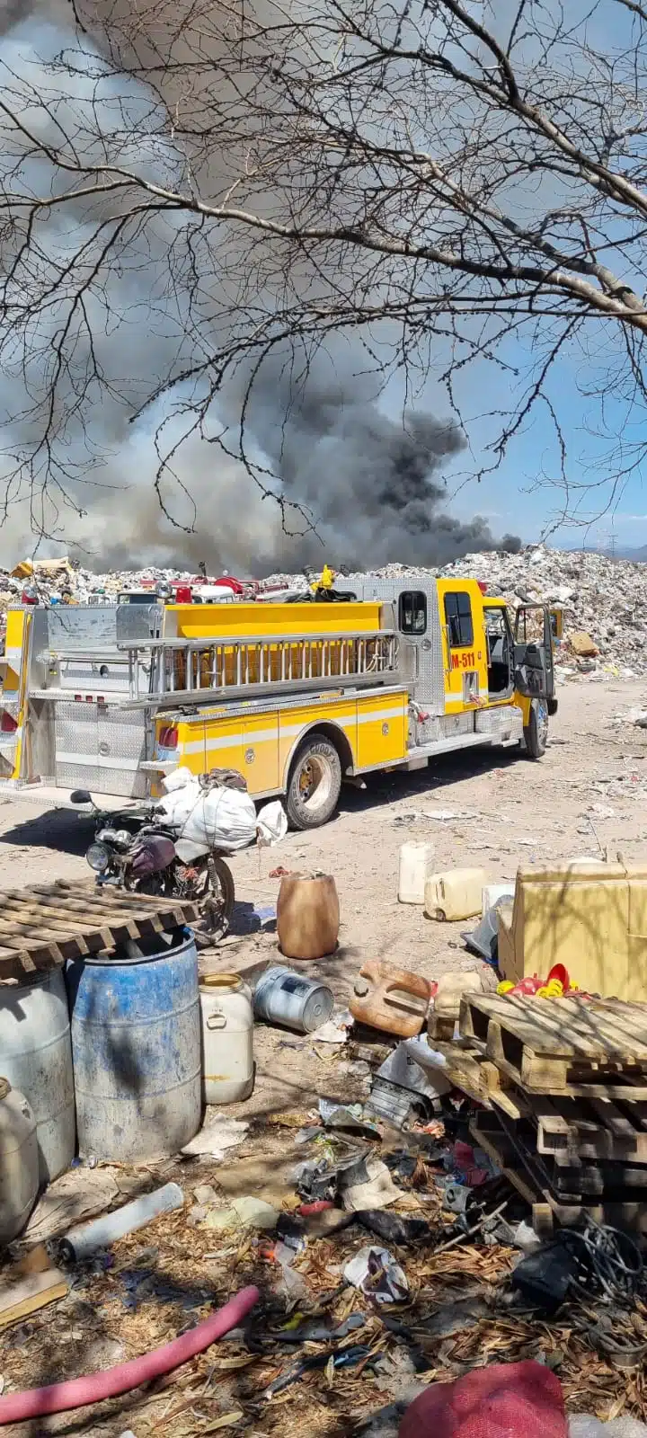 Bomberos combaten incendio en basurón de Guamúchil