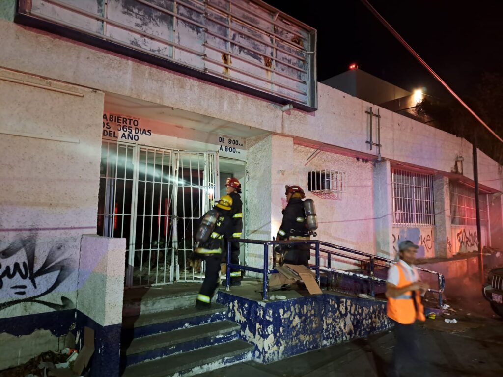 Bomberos ingresando al antiguo sótano de la tienda del Issste en Culiacán