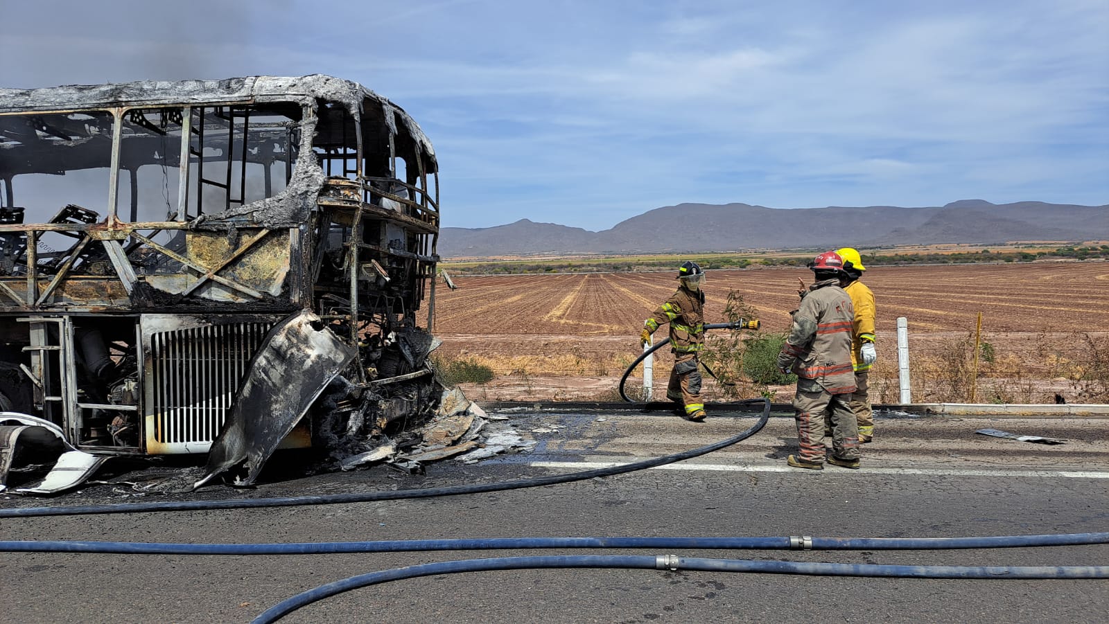 Bomberos sofocan camión incendiado en Angostura, Camionazo en Angostura