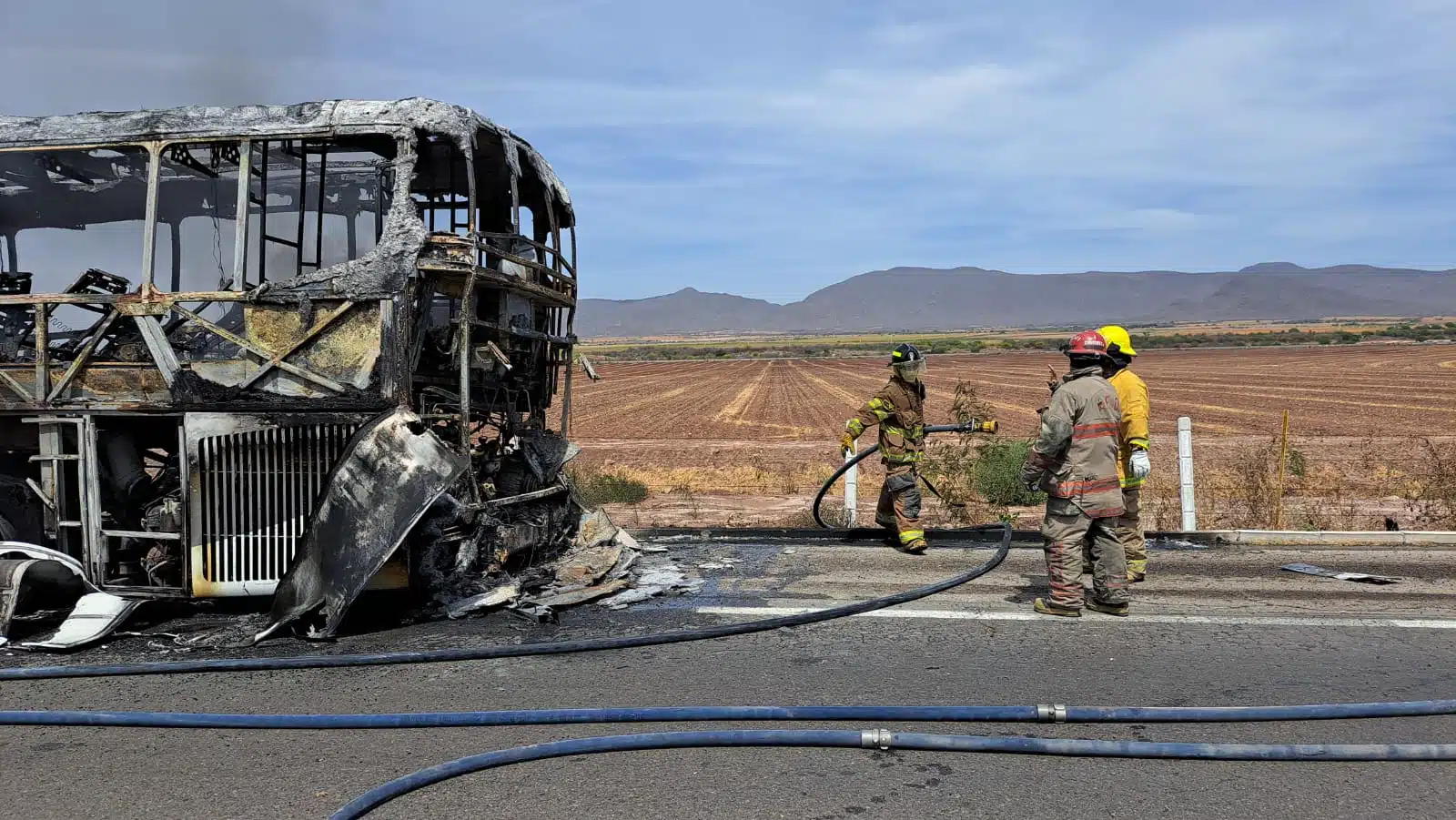 Bomberos sofocan camión incendiado en Angostura, Camionazo en Angostura